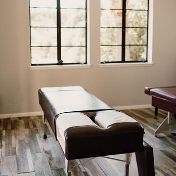 Foli Michael J, DC - Adjusting Room - Chiropractors Near Me - Fallbrook, California Foli Michael J, DC - Adjusting Room - Chiropractors Near Me - Fallbrook, California