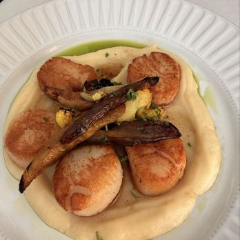 La Maison - Noix de St. Jacque: Seared Scallops on top of Parsnip Purée. Wonderful. - French Near Me - Bronxville, New York