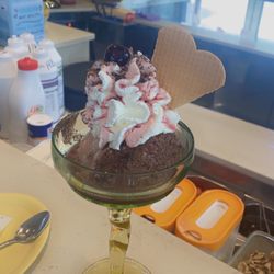 Eiscafe Brino - Sehr lecker Eis lohnt sich zu kommen und Eis essen freundliche personal