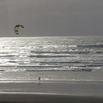 Starfish Point - Fun to watch a kite surfer from our sitting area. Another room on the downstairs level with that same exact view. - Hotels Near Me - Newport, Oregon