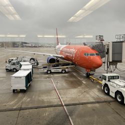 Milwaukee Mitchell International Airport - MKE - Sun Country? First time for me