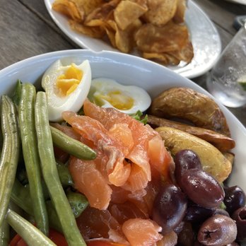 Berkeley’s - House chips-OMG! Niçoise salad--I wanted to have more flavor to the salmon, but still so good. - Bars Near Me - Charleston, South Carolina
