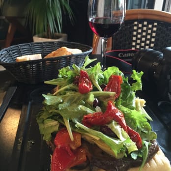 Brasserie Tabac Lou Pastrouil - Delicious salad on focaccia - Wine Bars Near Me - Nice, 06 Brasserie Tabac Lou Pastrouil - Delicious salad on focaccia - Wine Bars Near Me - Nice, 06