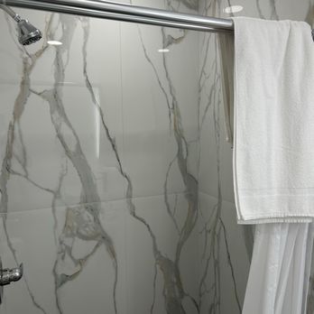 Fero's Court Motel - Shower - Hotels Near Me - Dania, Florida