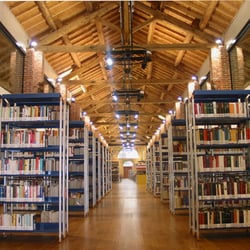 Biblioteca Chiesa Rossa - scaffali interni