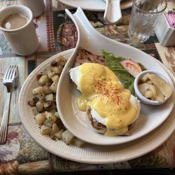 Le Peep Restaurant - Eggs Benedicts