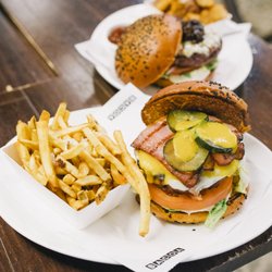 Bacoa - LA BACOA ¡Nuestra Best Seller! Ternera a la parrilla con bacon ahumado, queso Manchego, Cheddar, nuestros pepinillos caseros y mostaza artes