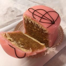 Lubinger - Das ideale Punschkrapferl: saftig, aromatisch, süß (nicht zu sehr), die Fülle genau richtig, nämlich unregelmäßig