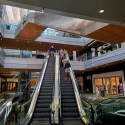 Apple Brickell City Centre - Escalator to reach Apple