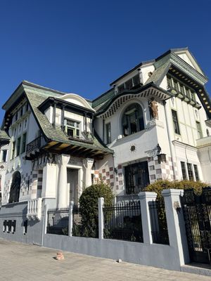 Baburizza Palace by null