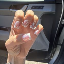 Deloux 2000 Nail Salon - Horrendous nails