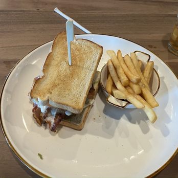 Harvest Kitchen & Bar - Breakfast & Brunch Near Me - Springfield, Illinois