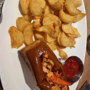 Whiskey & Oyster - Connecticut lobster roll - Bars Near Me - Alexandria, Virginia