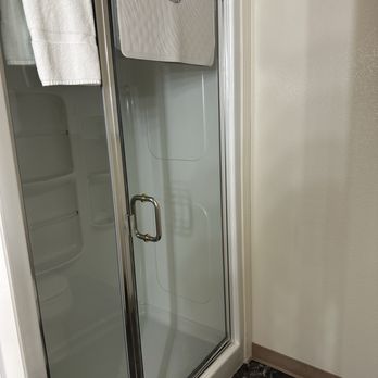 North Cliff Hotel - Shower - Hotels Near Me - Fort Bragg, California North Cliff Hotel - Shower - Hotels Near Me - Fort Bragg, California