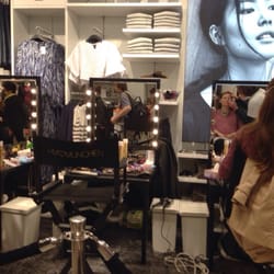 H&M Hennes & Mauritz - Die Make-Up Section des neuen H&M's! Man bekommt ab einem Einkaufswert von 20€ ein Make-Up-Umstyling gratis