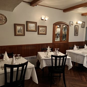 Trattoria Trestevere - tables and chairs in a restaurant - Italian Near Me - Montreal, Quebec Trattoria Trestevere - tables and chairs in a restaurant - Italian Near Me - Montreal, Quebec