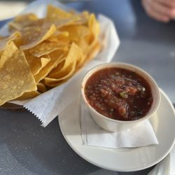 Elmyriachi - Chips and red salsa
