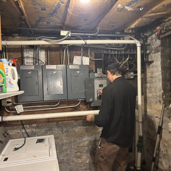 Chicagoland Home Inspectors - Vince sorts out our electrical panels - Home Inspectors Near Me - Northbrook, Illinois
