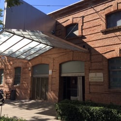 Centro Deportivo Municipal Daoíz y Velarde - Entrada al edificio de la piscina, que cuenta además con pistas de futbol sala/baloncesto y gimnasio en la planta superior.