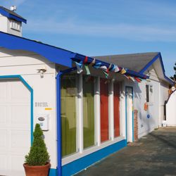 Newport Lost Buoy Hostel - Welcome to our hostel!  (Driveway and entry door)