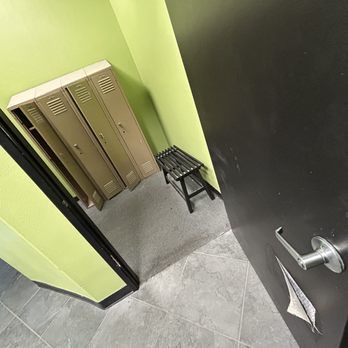 Hangar 18 - Upland - Clean lockers and it smells great! - Climbing Near Me - Upland, California Hangar 18 - Upland - Clean lockers and it smells great! - Climbing Near Me - Upland, California
