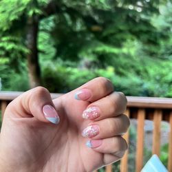 Queen House Nails - Really cute light blue and daisy design!!! By Rachel at Queen house nails!
