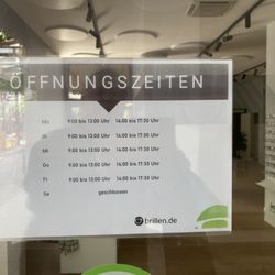 brillen.de - Trotz angegebener Öffnungszeiten steht man Dienstags um 15:30 h vor verschlossener Tür. Kein Hinweis, keine Info, nichts!