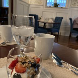 BrickInn - Greek yogurt with fresh fruit (course 2)