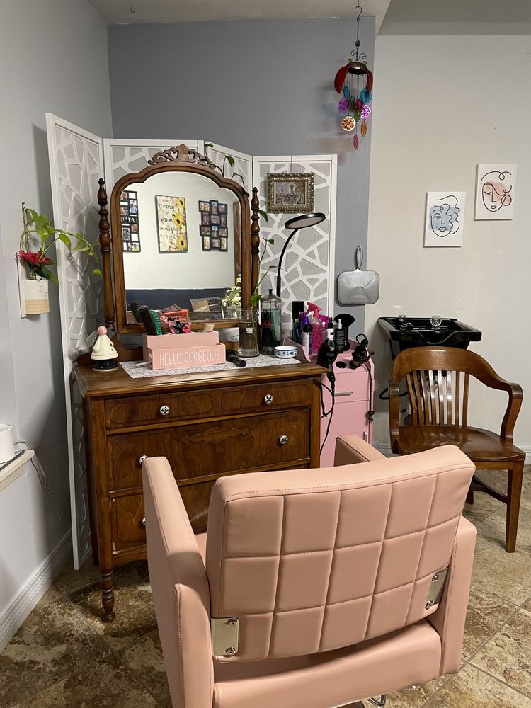 Brenda’s Lakeside Hair Studio Logo