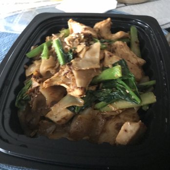 Paula's Thai Kitchen - Pad see ew with chicken - Thai Near Me - Chicago, Illinois Paula's Thai Kitchen - Pad see ew with chicken - Thai Near Me - Chicago, Illinois