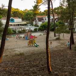 Igesa - Vue sur la piscine et les logements depuis l'arrière de la résidence.