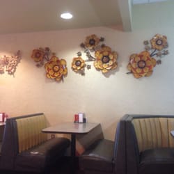 Betty's Airport Cafe - Not an awful place to wait for a flight.
