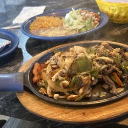 El Maguey - Classic Lunch Fajitas. Mixed