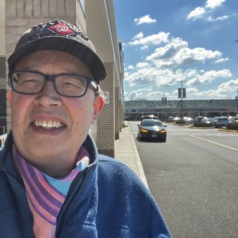 Giant - a man with glasses and a baseball cap - Grocery Near Me - Herndon, Virginia Giant - a man with glasses and a baseball cap - Grocery Near Me - Herndon, Virginia
