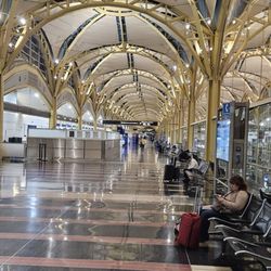 Reagan National Airport - Terminal B - 9/21/23 The Kiosk Machines are down right now.  They start up at around 4am