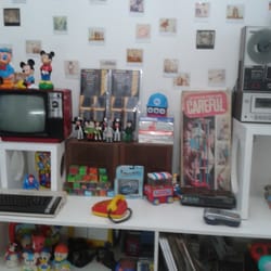 One More Toy - Uno de los muros del local
