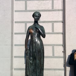 Juliet Capulet Statue