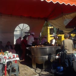 Carnitas Estadio Azteca - Enormes casos contienen la carne que que será devorada por los hambrientos transeuntes de la zona.