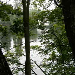Pfingstspaziergang - Das Teichhaus versteckt  hinter Bäumen