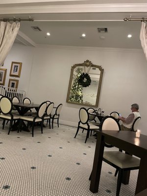 White Pillars Restaurant and Lounge by null