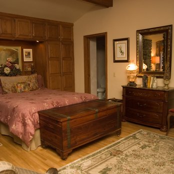 Azalea Falls Lodge - Azalea Falls Lodge Master Bedroom - Bed & Breakfast Near Me