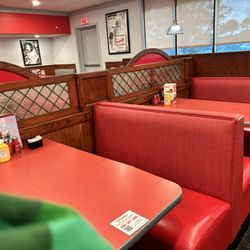 Friendly's - Inside