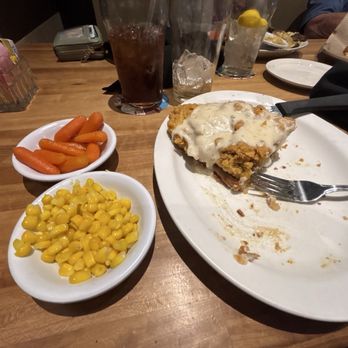 Cheddar's Scratch Kitchen - Country Fried Steak, steamed carrots, corn - Comfort Food Near Me - Denton, Texas
