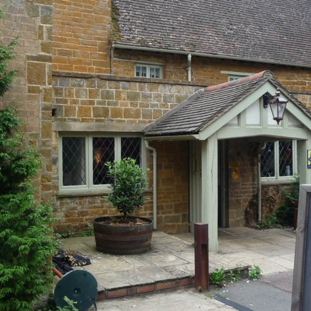 The Cromwell Cottage - Pubs Near Me - Kislingbury, NTH