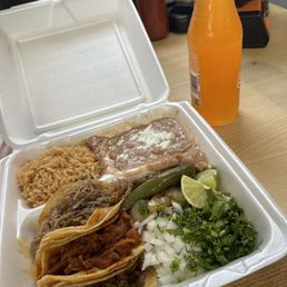 Tacos de carnitas, pastor, y fajita. Tacos de carnitas, pastor, y fajita.