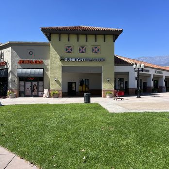 Sunright Tea Studio - Rancho Cucamonga - Outside, it's at same plaza with Target Rancho Cucamonga. - Bubble Tea Near Me - Rancho Cucamonga, California Sunright Tea Studio - Rancho Cucamonga - Outside, it's at same plaza with Target Rancho Cucamonga. - Bubble Tea Near Me - Rancho Cucamonga, California