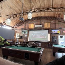 Beach Tavern Bar & Grill - Pool tables