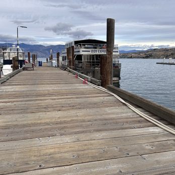 Lake Chelan Boat - Walking to the Lady of the Lake - Boating Near Me - Chelan, Washington Lake Chelan Boat - Walking to the Lady of the Lake - Boating Near Me - Chelan, Washington