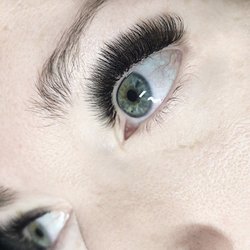 Aura Lash + Beauty - Full set of Volume Lashes.
