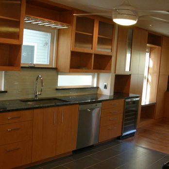 Bill Taute Homes - a kitchen with wood cabinets and stainless steel appliances - General Contractors Near Me - Austin, Texas Bill Taute Homes - a kitchen with wood cabinets and stainless steel appliances - General Contractors Near Me - Austin, Texas